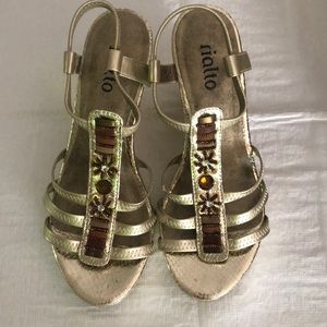 Gold Rialto shoes 👠